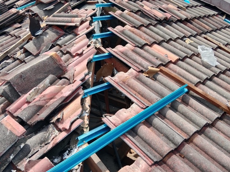 Servis bumbung bocor — kerja ganti reng dan genteng