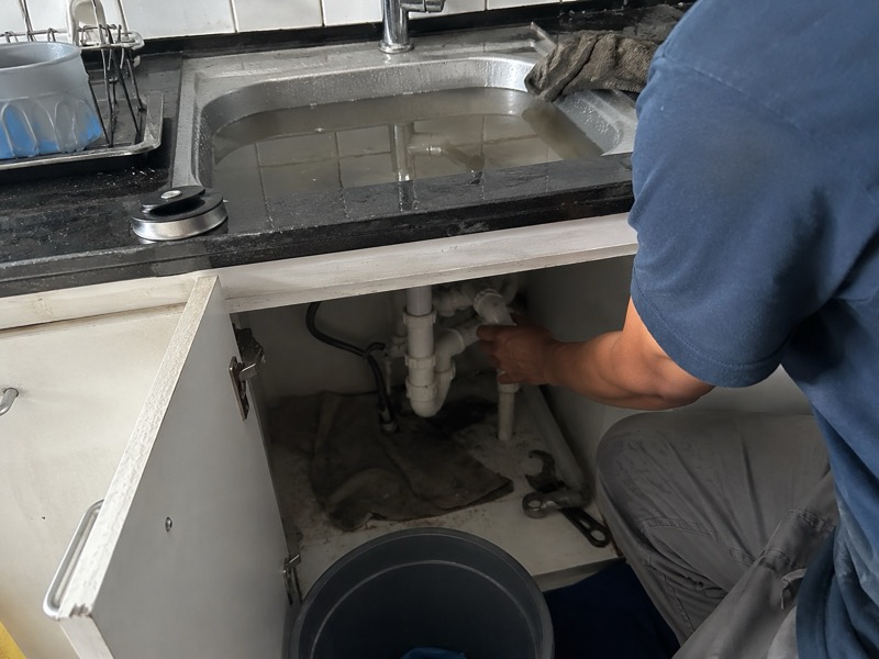 Servis plumbing — sinki tersumbat