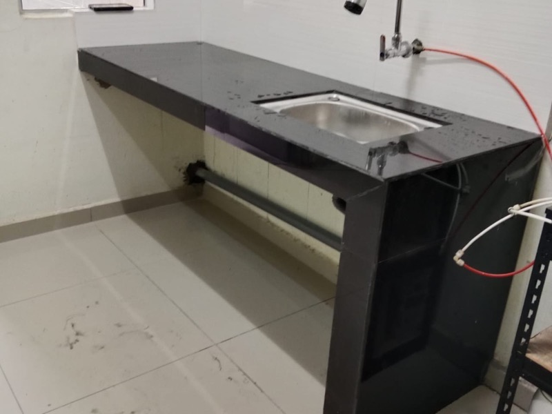Servis ubah suai rumah — meja dapur granit dengan sink